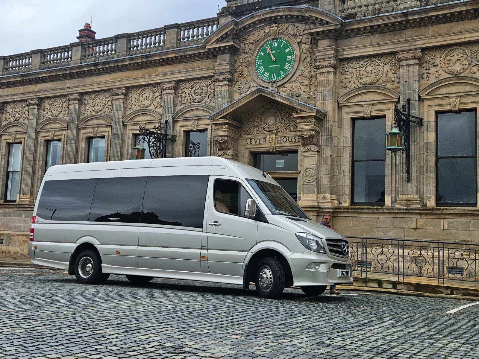 Edinburgh-Scotland-16-seat-coach-tours